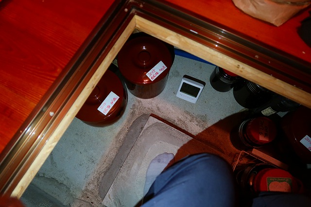 TT-581で床下食品庫の温湿度を測定したのだ。